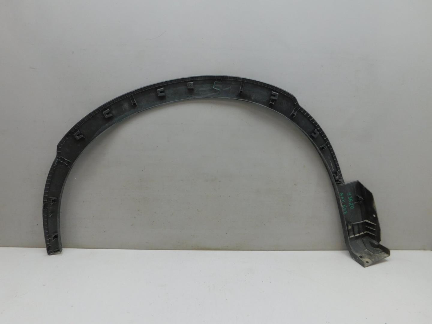 Накладка переднего крыла правого