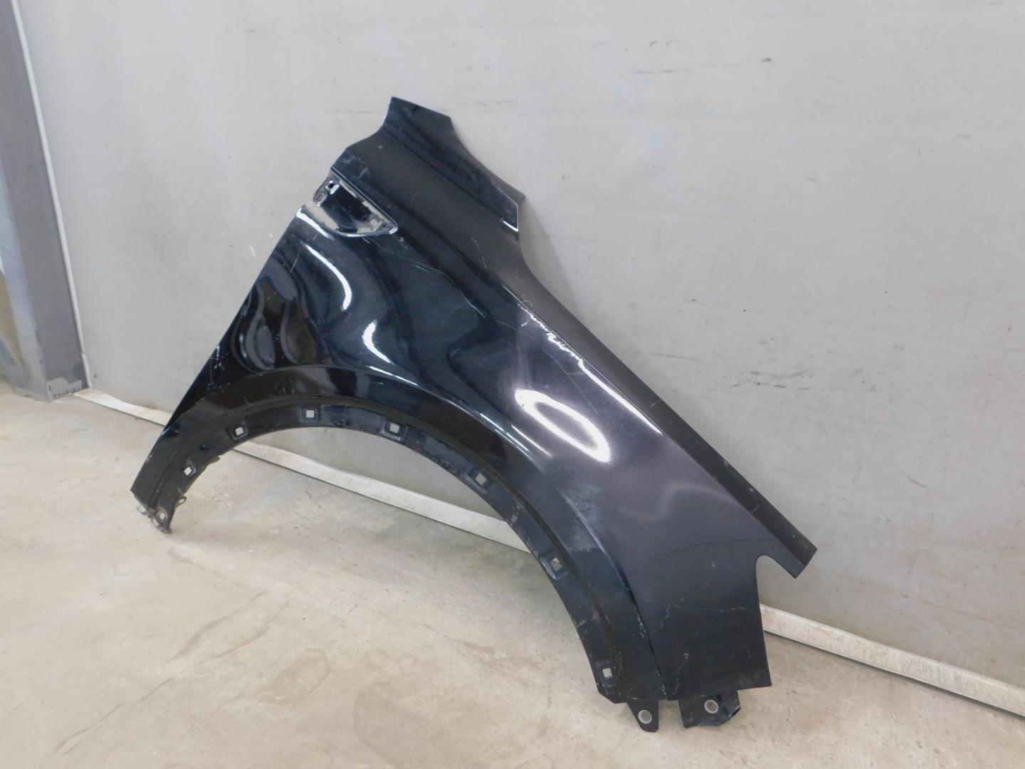 Крыло переднее правое