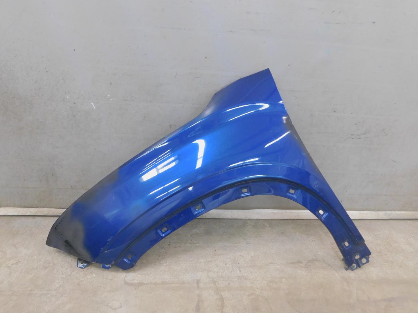 Крыло переднее левое