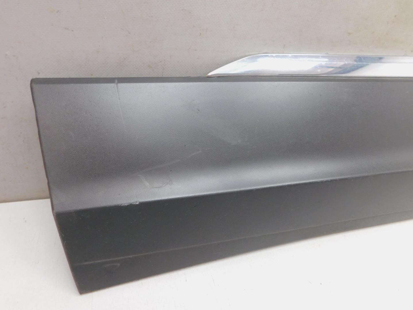 Накладка двери передней левой