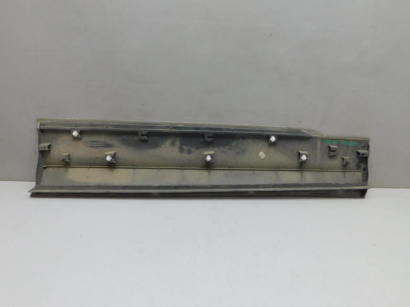 Накладка двери передней левой