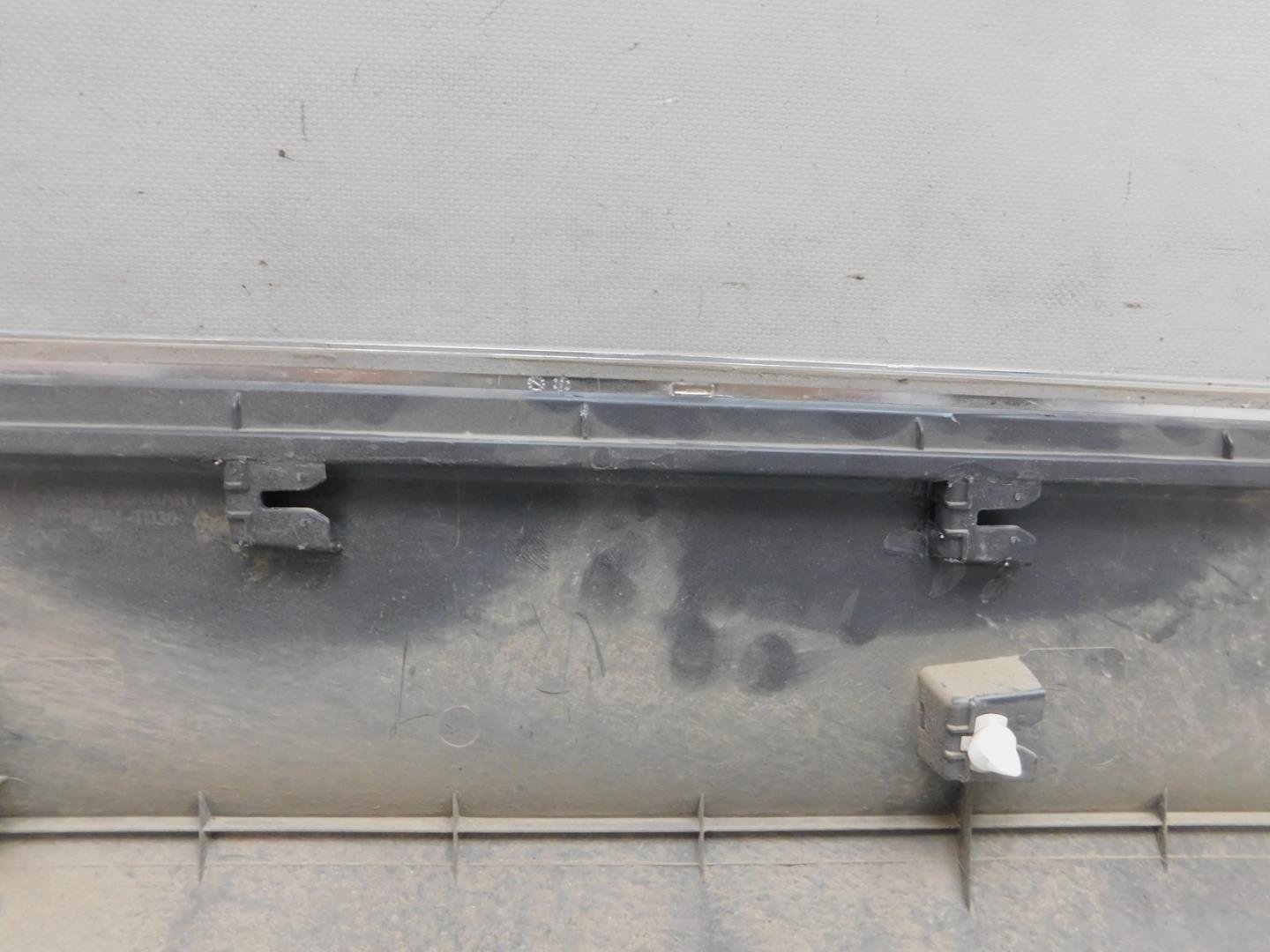 Накладка двери передней левой