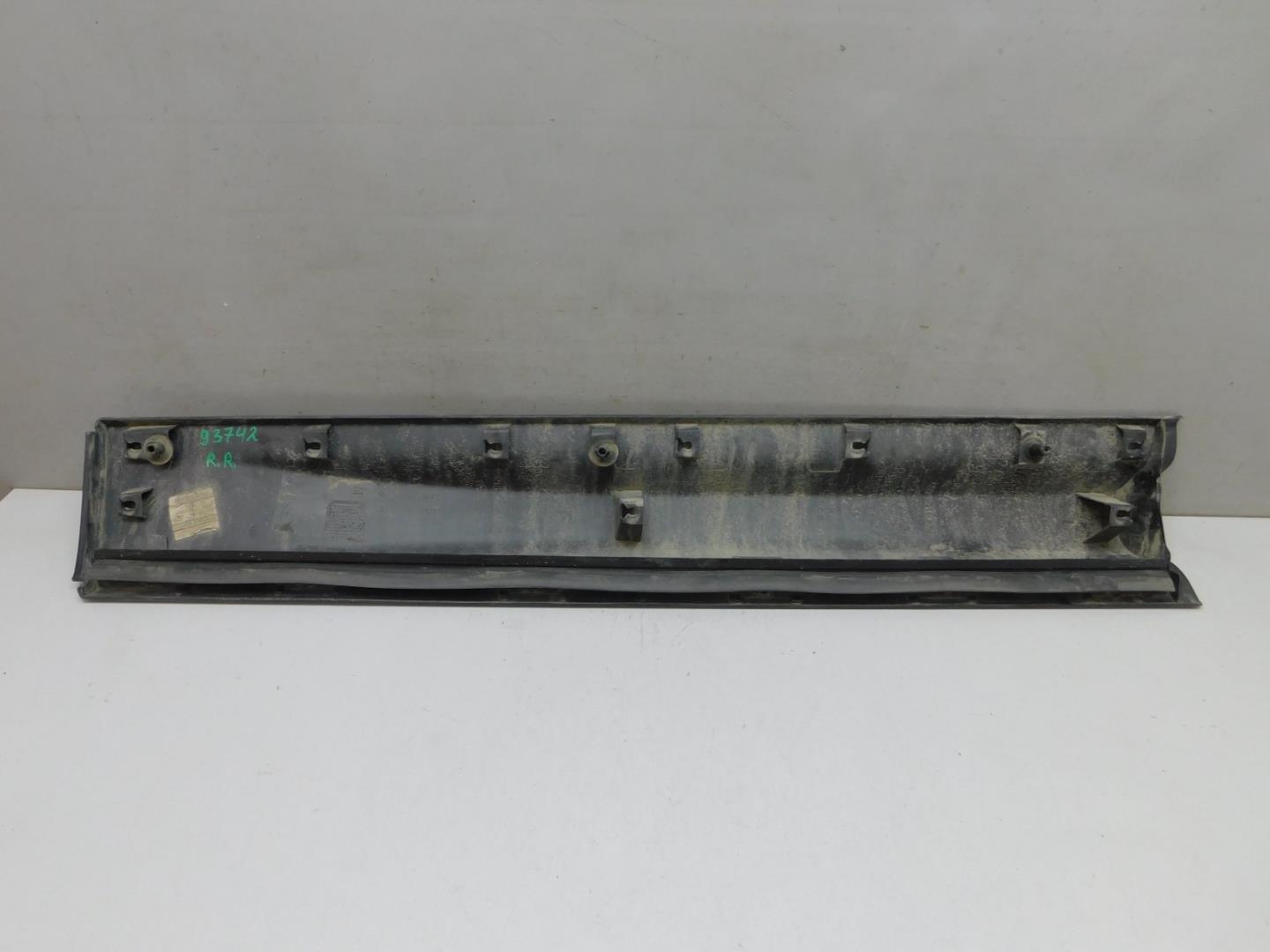 Накладка двери передней правой