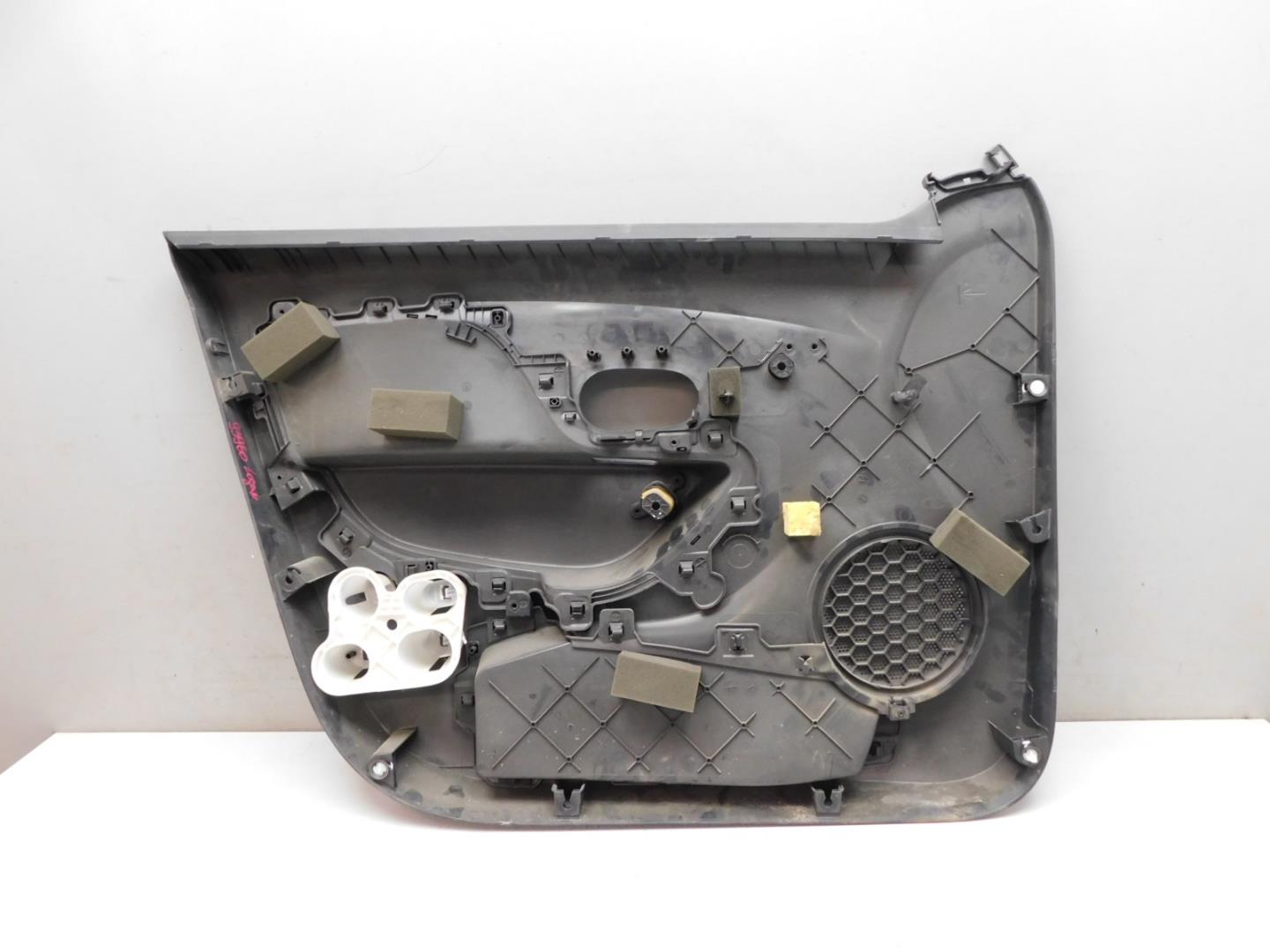 Обшивка двери передней правой