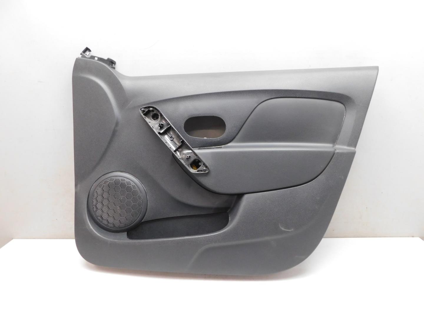 Обшивка двери передней правой