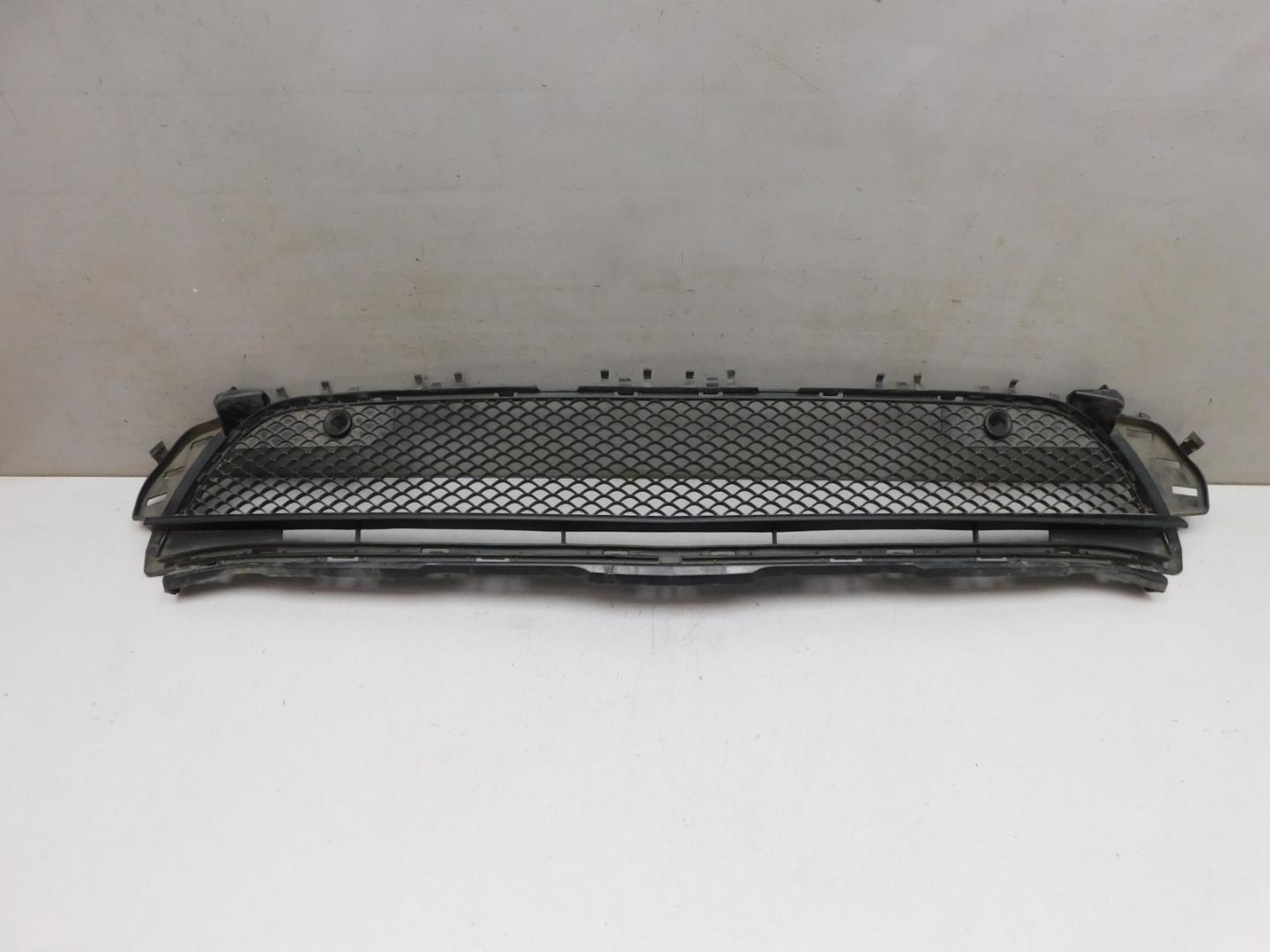 Решетка в бампер центральная