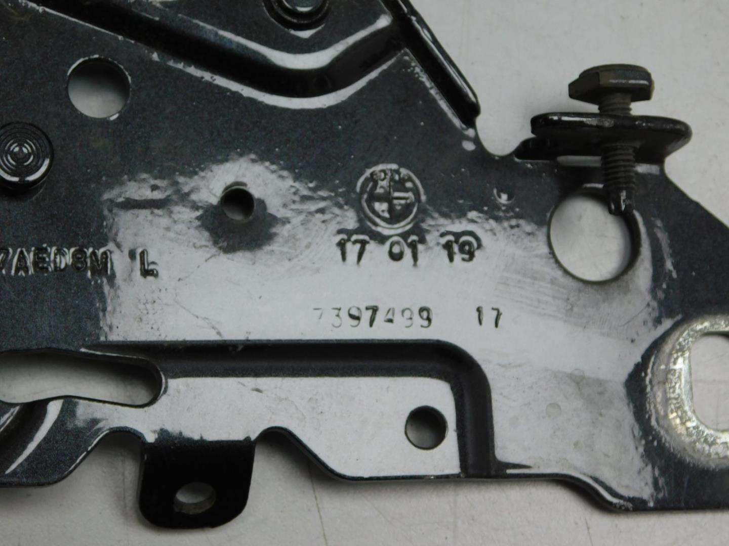 Петля капота левая