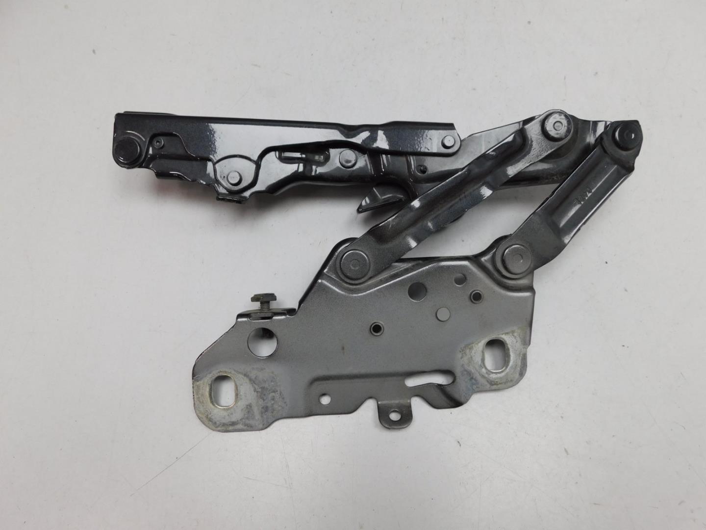 Петля капота левая