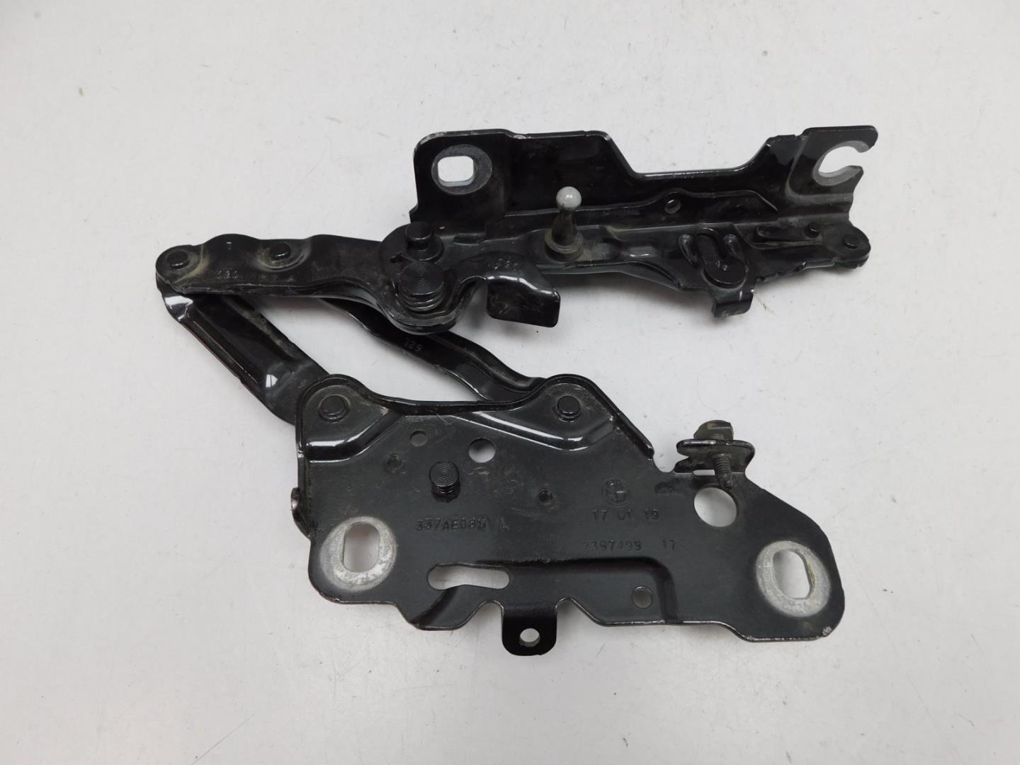 Петля капота левая