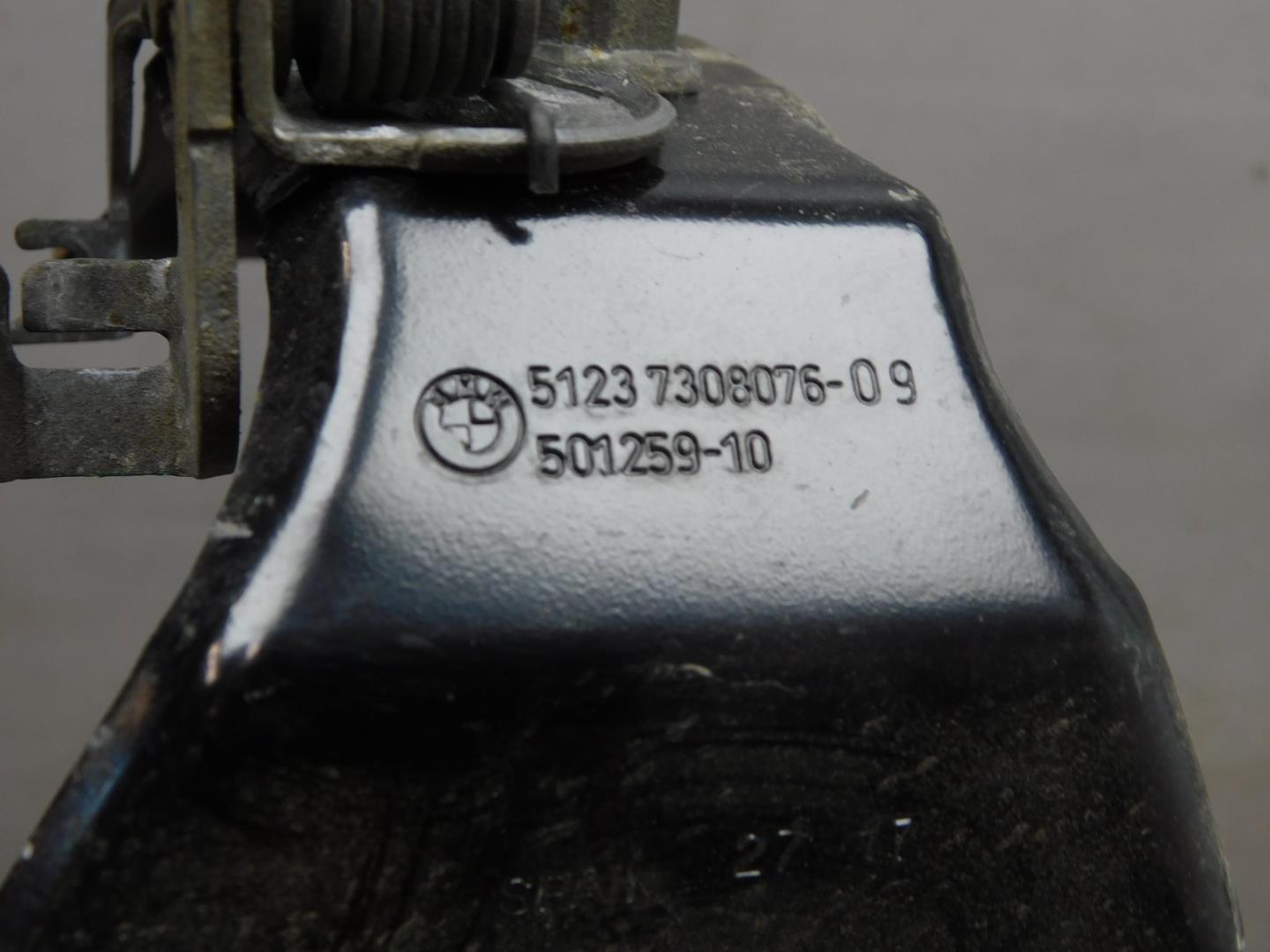 Замок капота