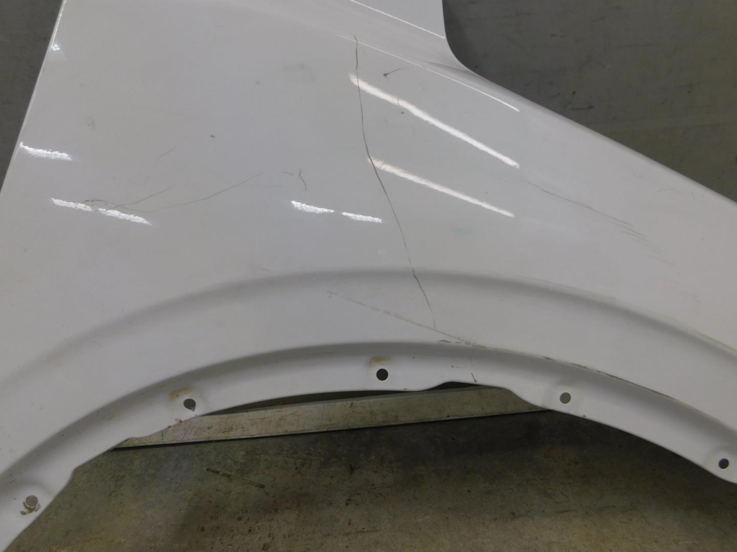 Крыло переднее правое