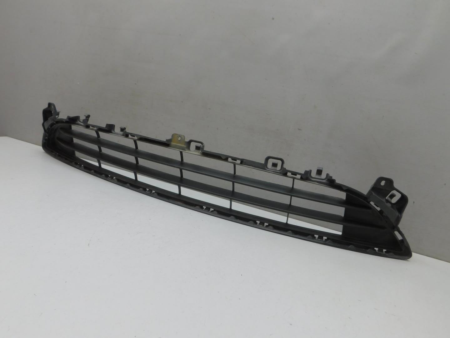 Решетка в бампер центральная