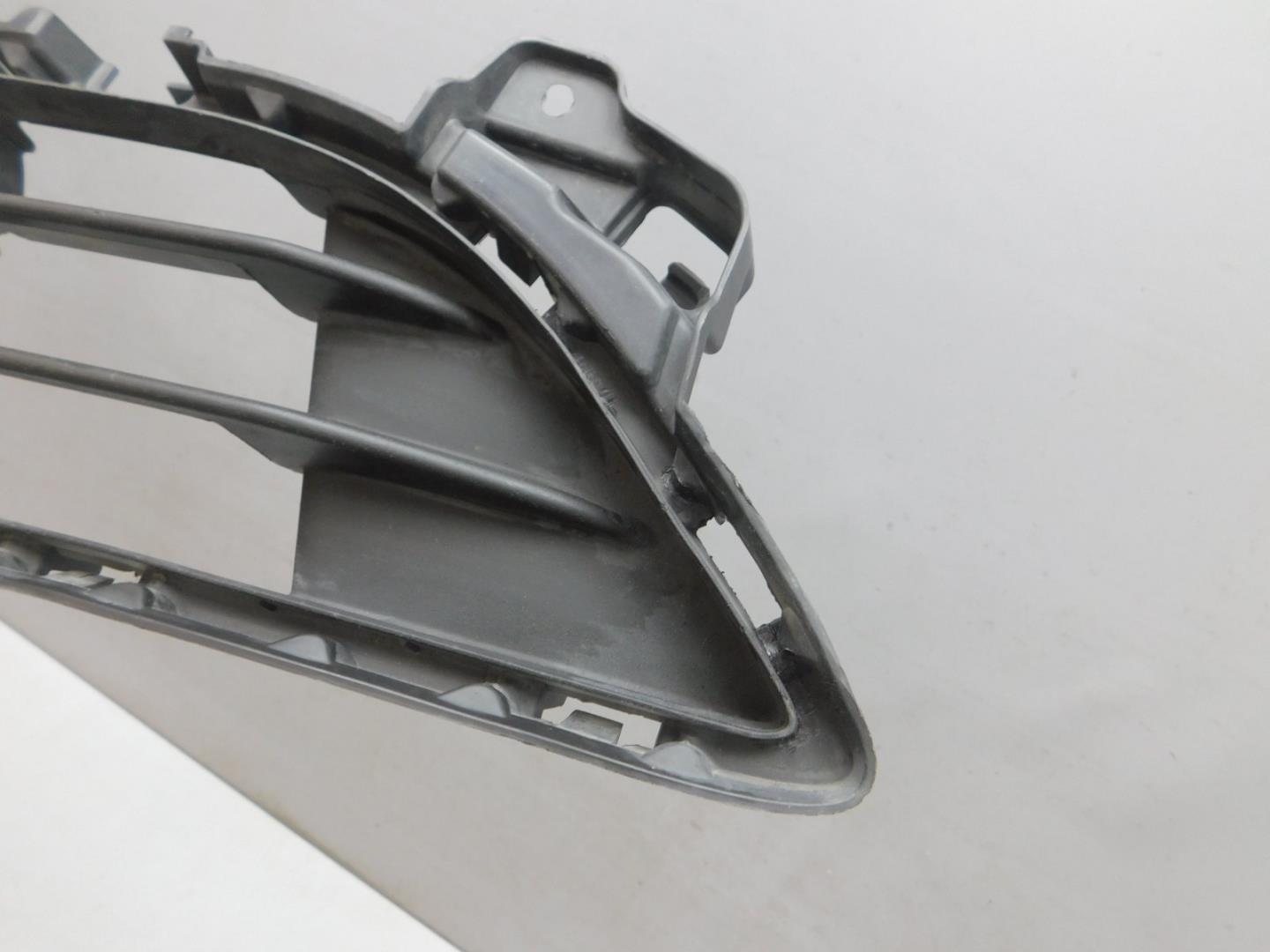 Решетка в бампер центральная