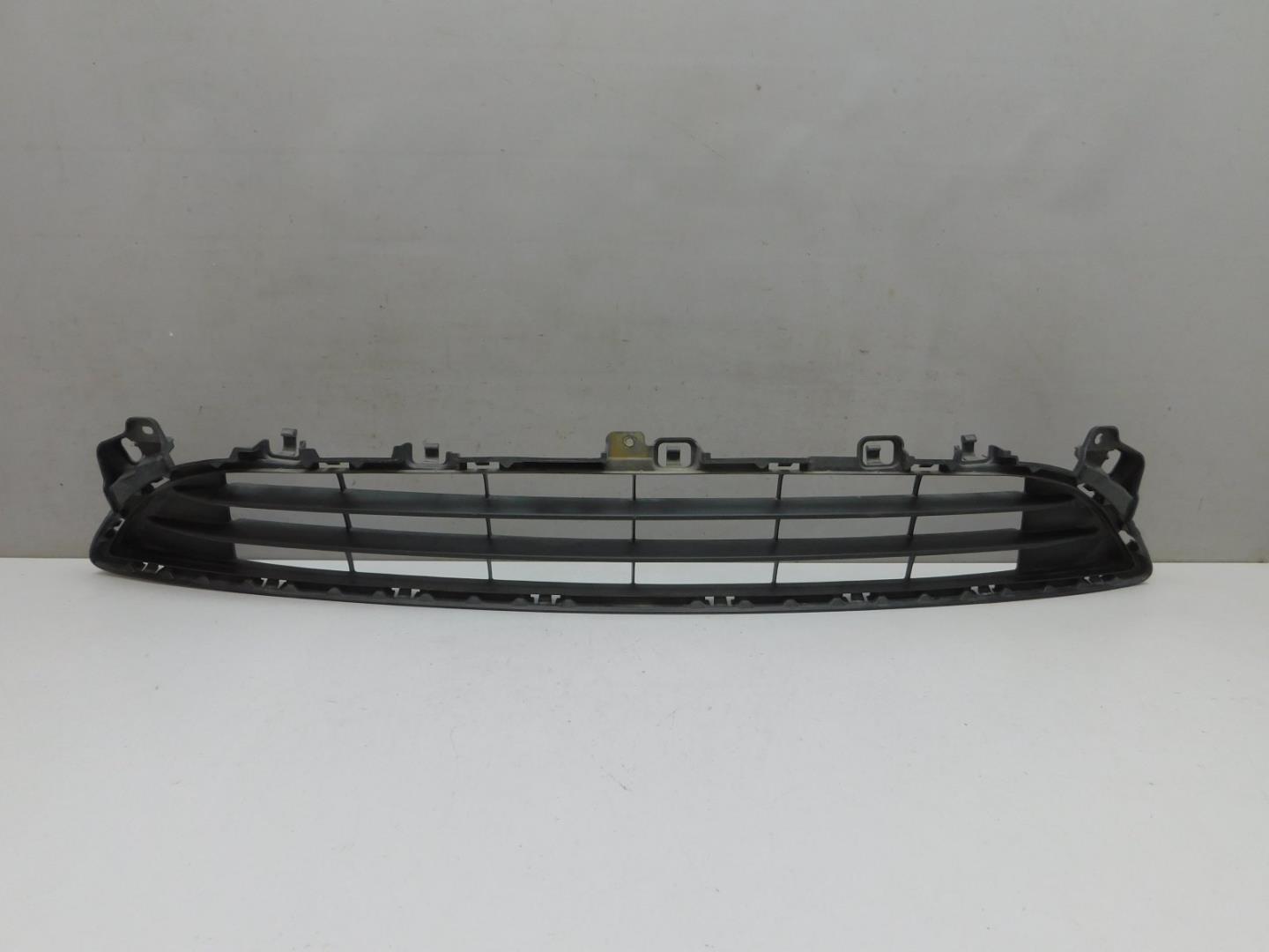 Решетка в бампер центральная