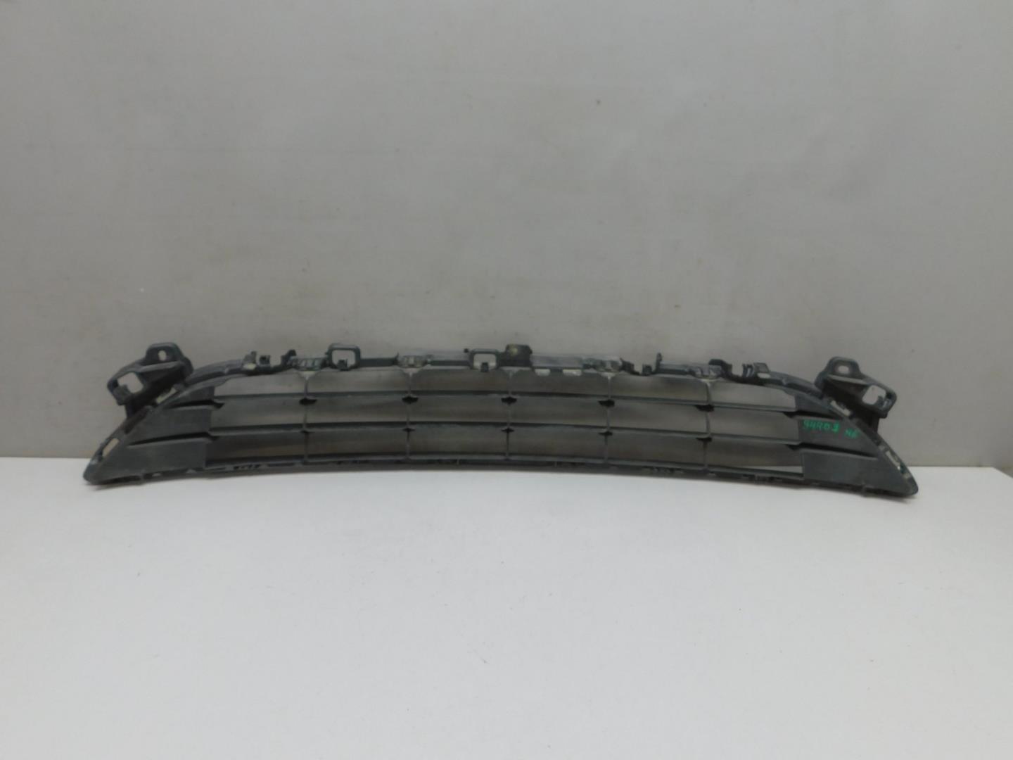 Решетка в бампер центральная