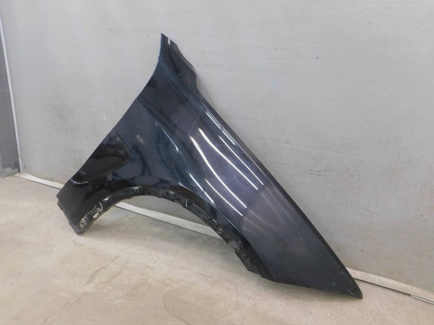 Крыло переднее правое