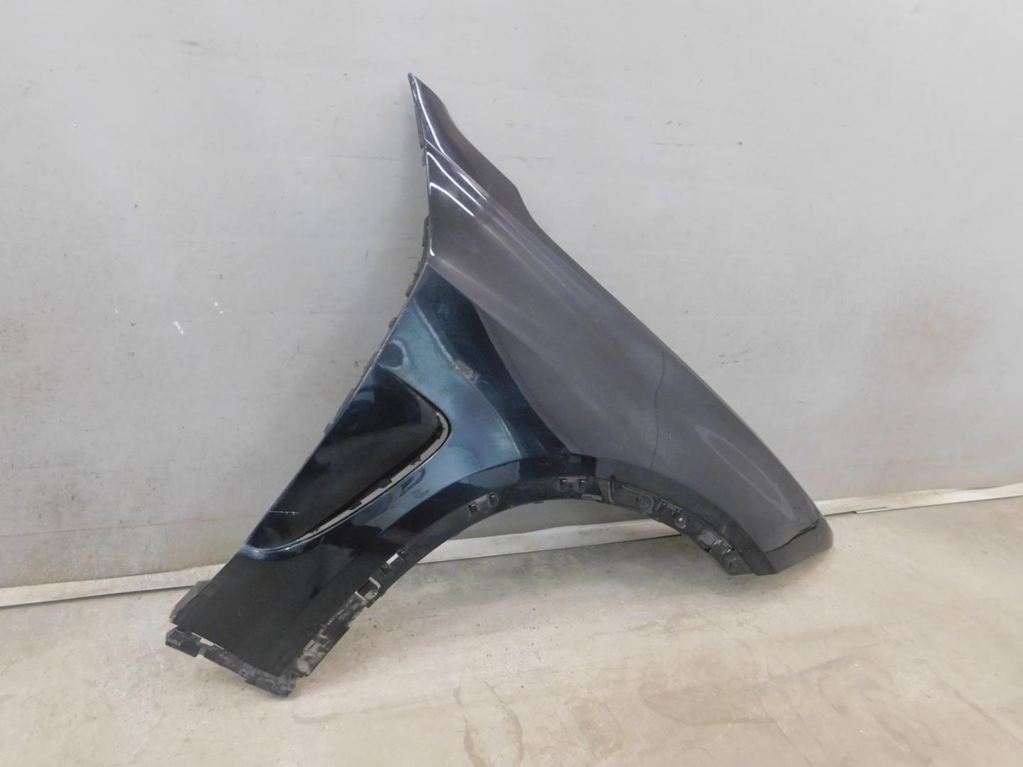 Крыло переднее правое