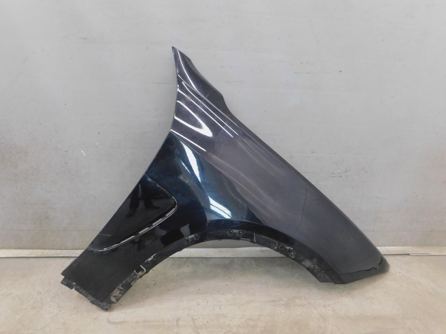 Крыло переднее правое