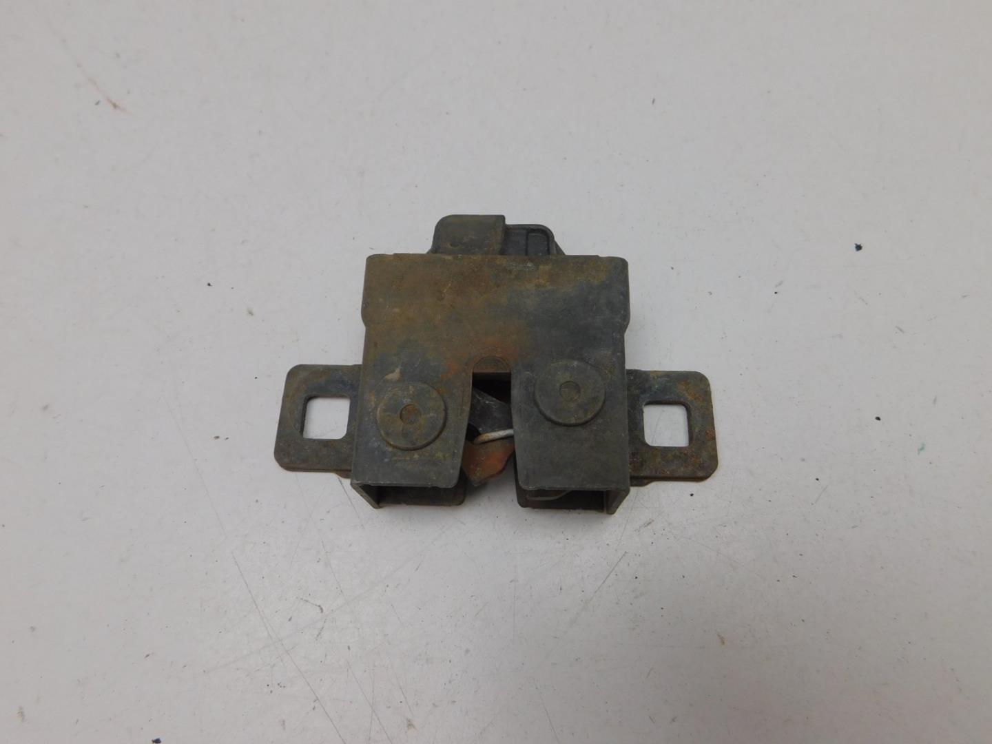 Замок капота