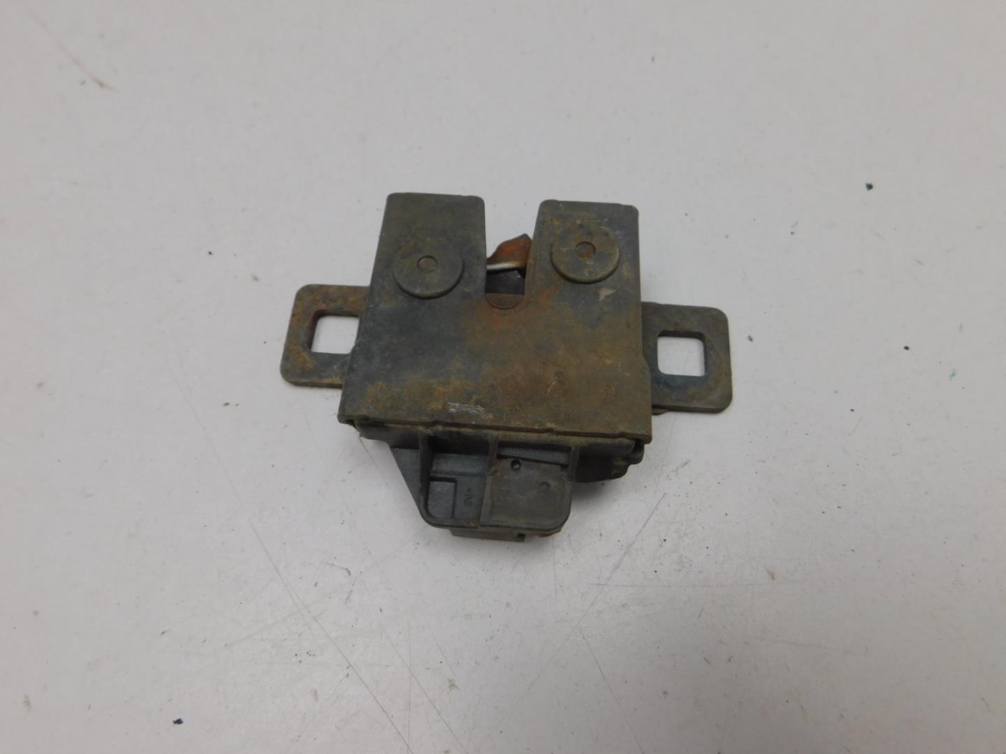 Замок капота