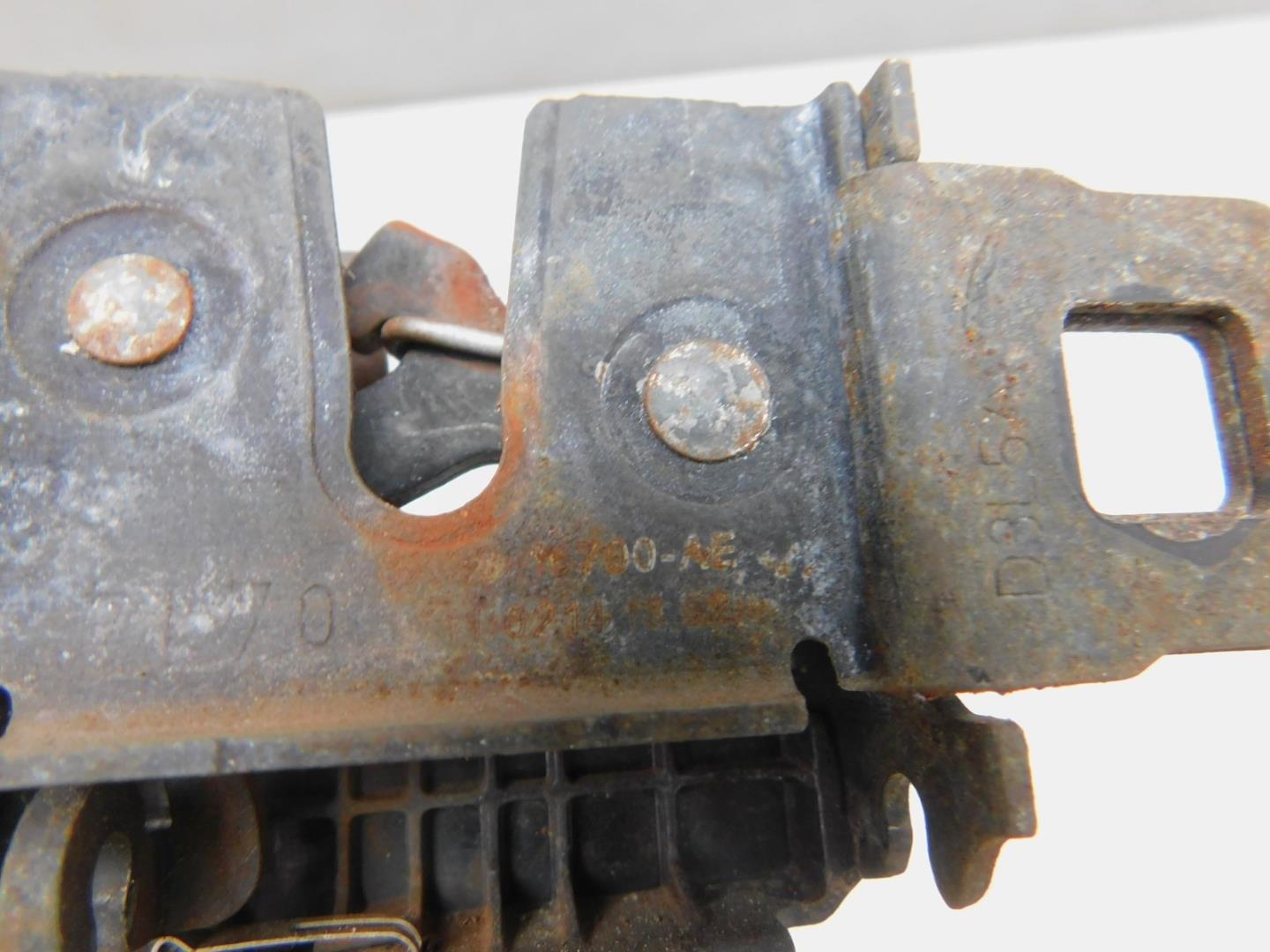 Замок капота