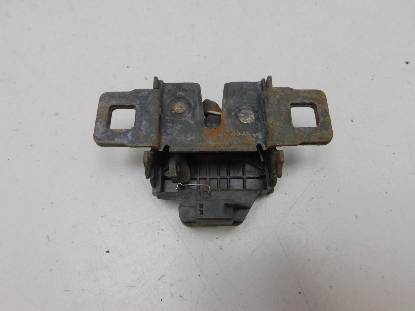 Замок капота