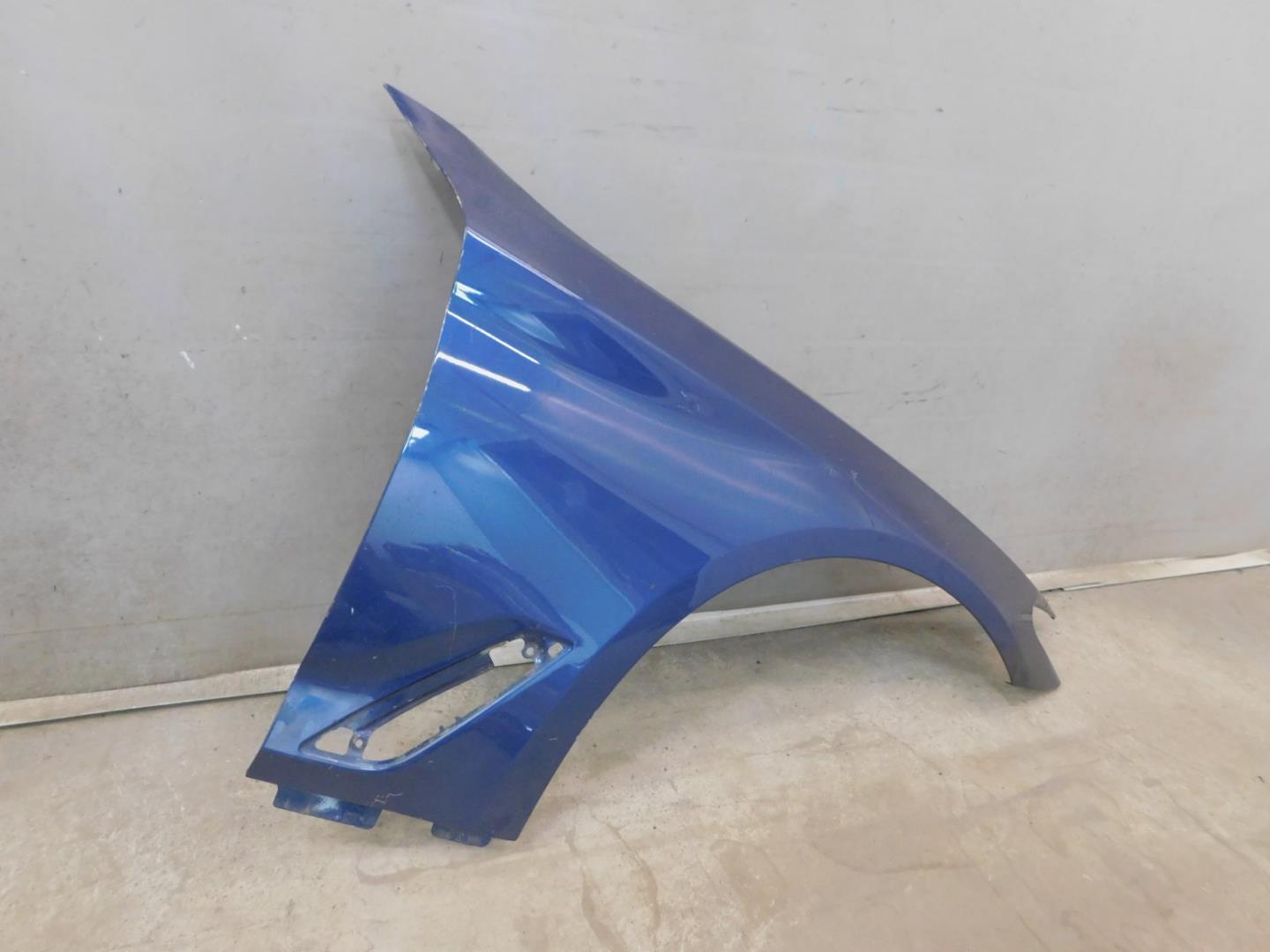 Крыло переднее правое