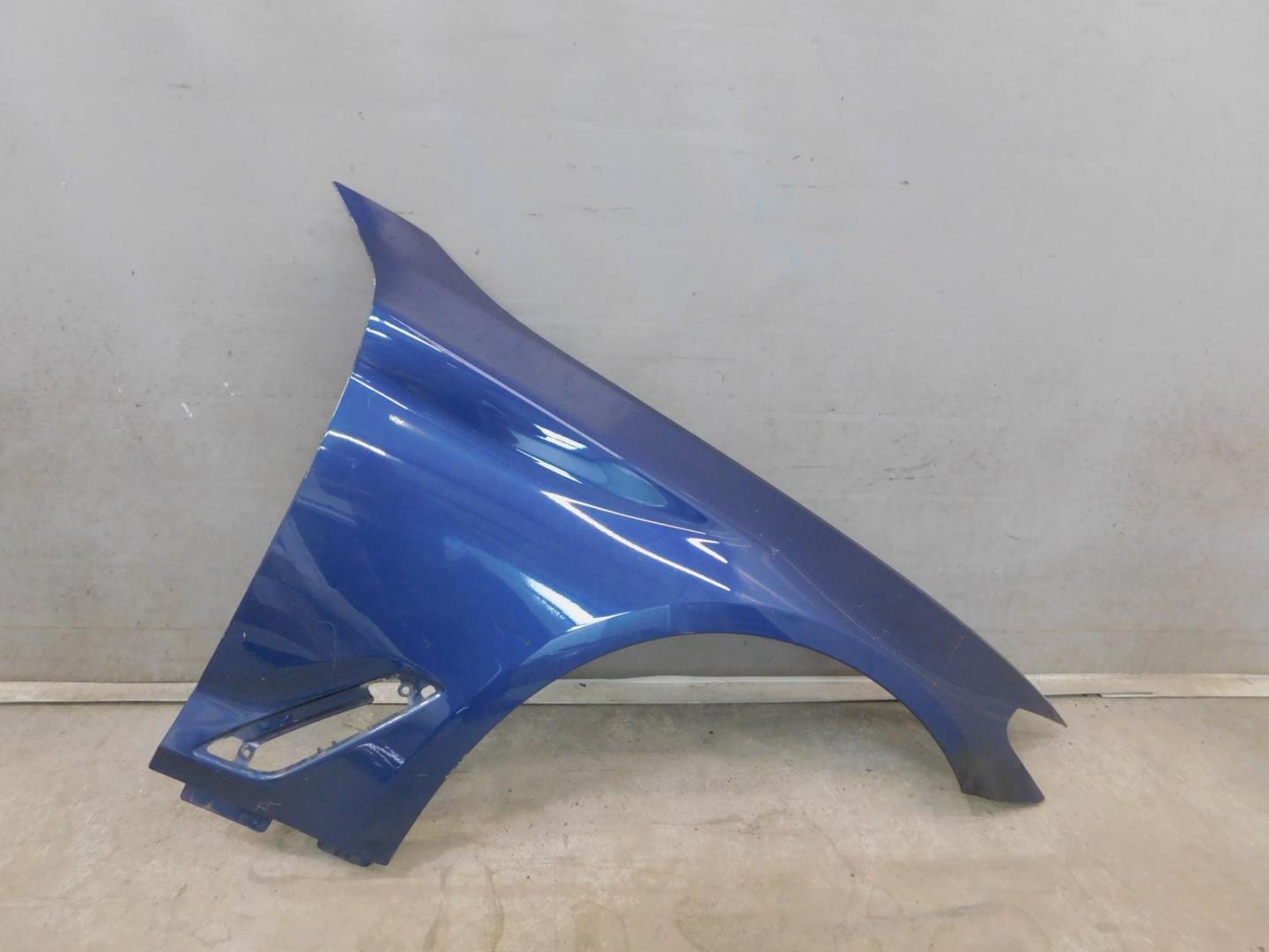 Крыло переднее правое