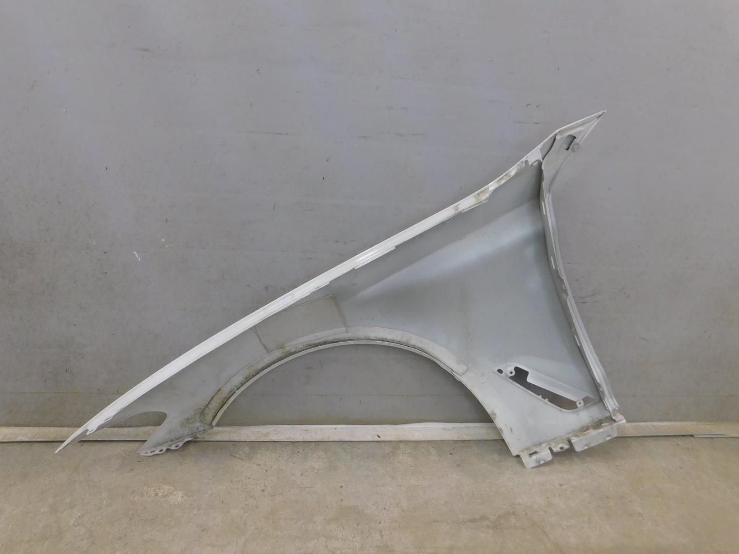 Крыло переднее правое