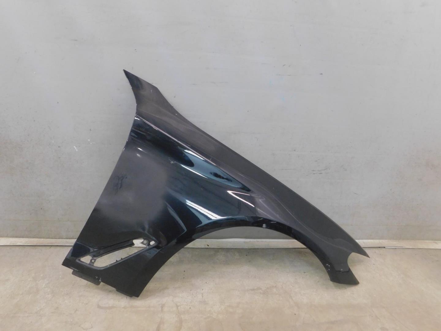 Крыло переднее правое