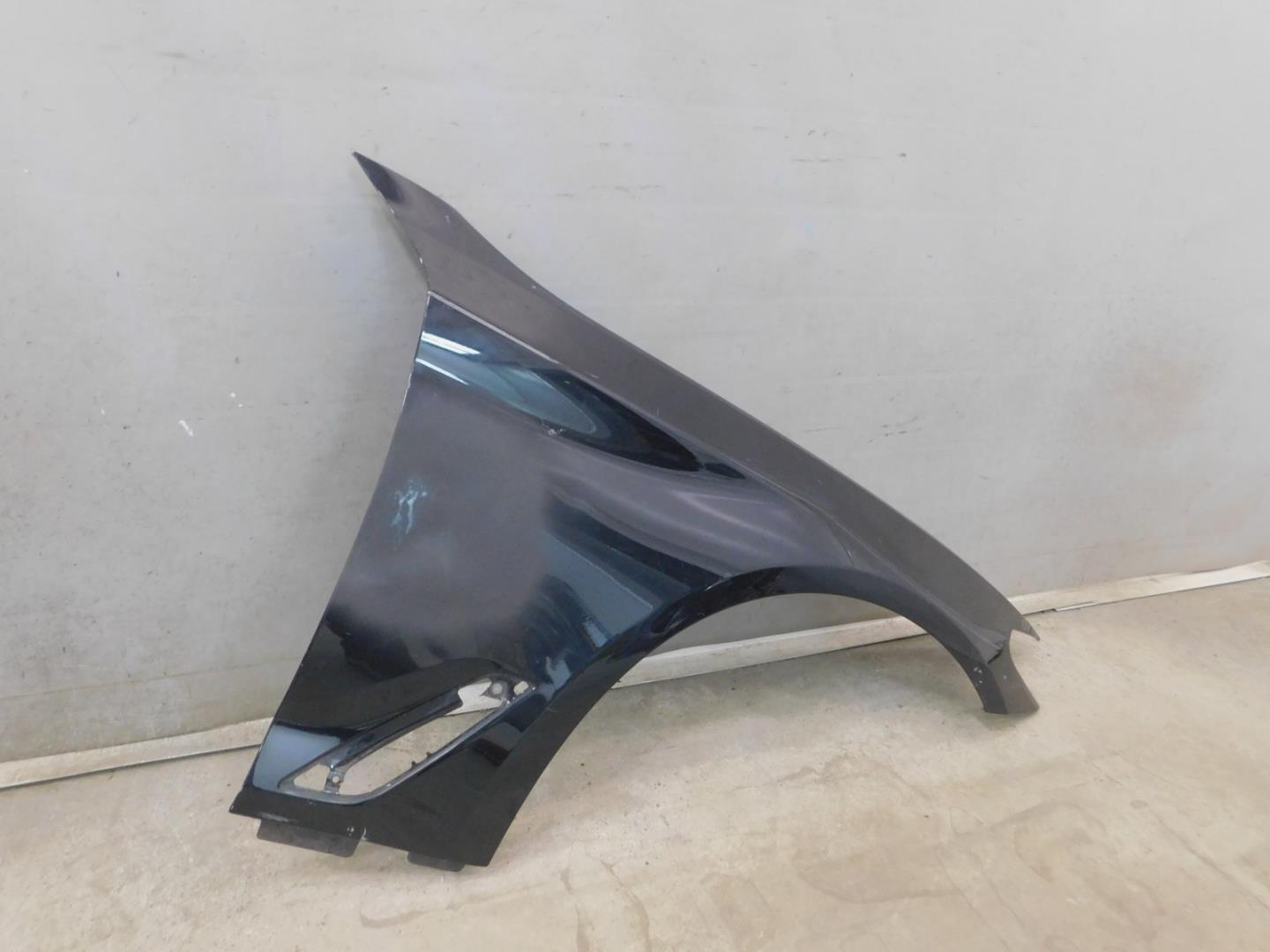 Крыло переднее правое