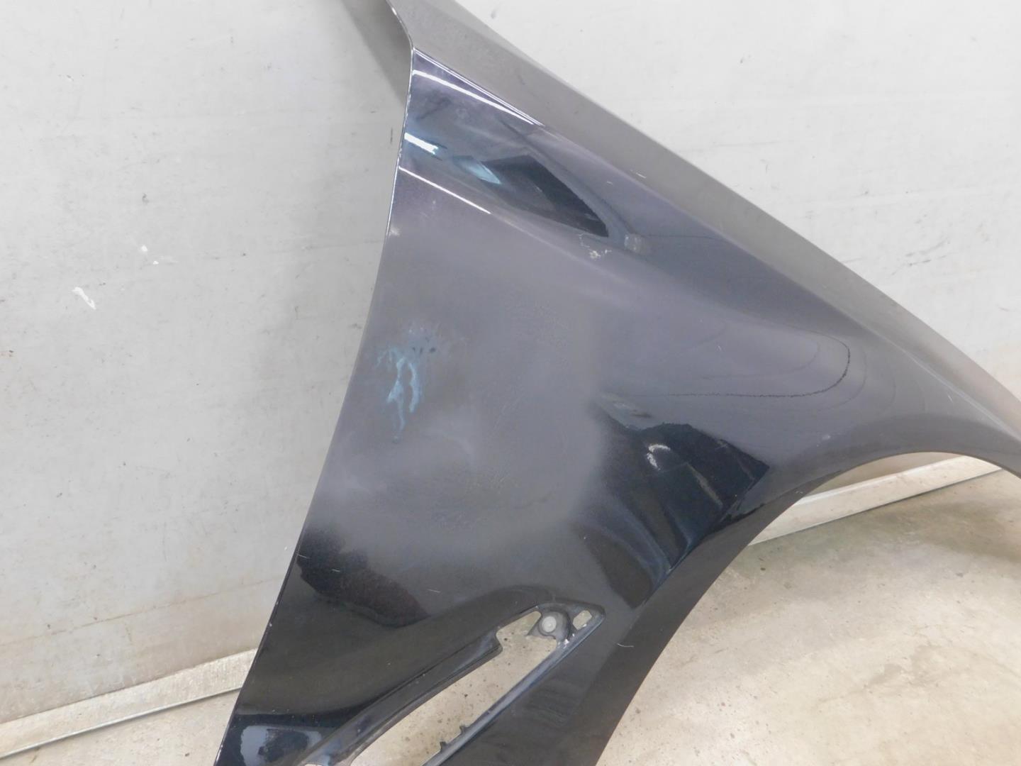 Крыло переднее правое