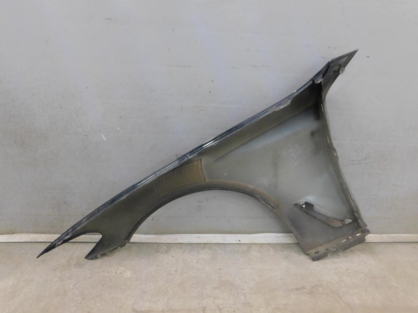 Крыло переднее правое