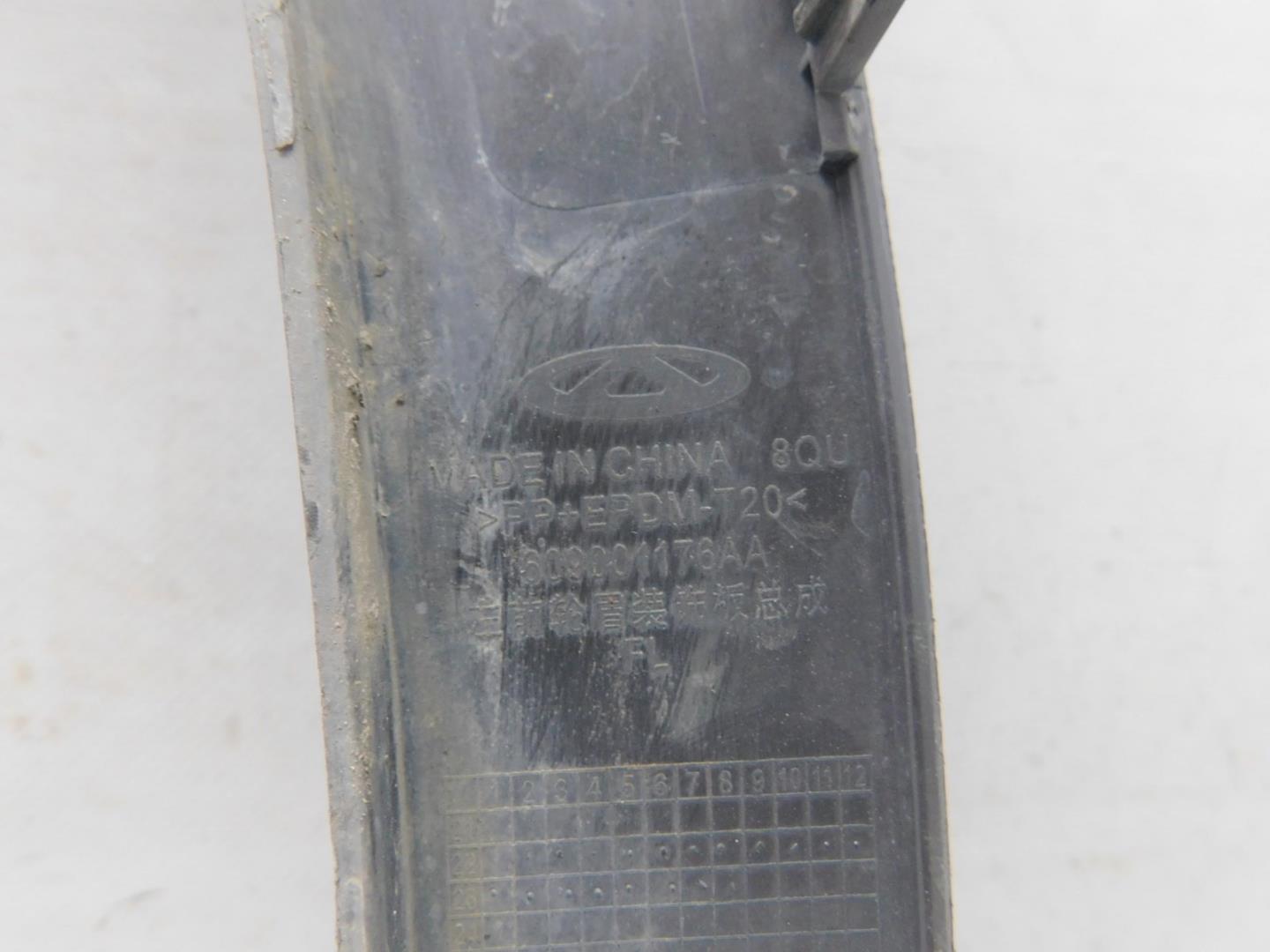 Накладка переднего крыла левого