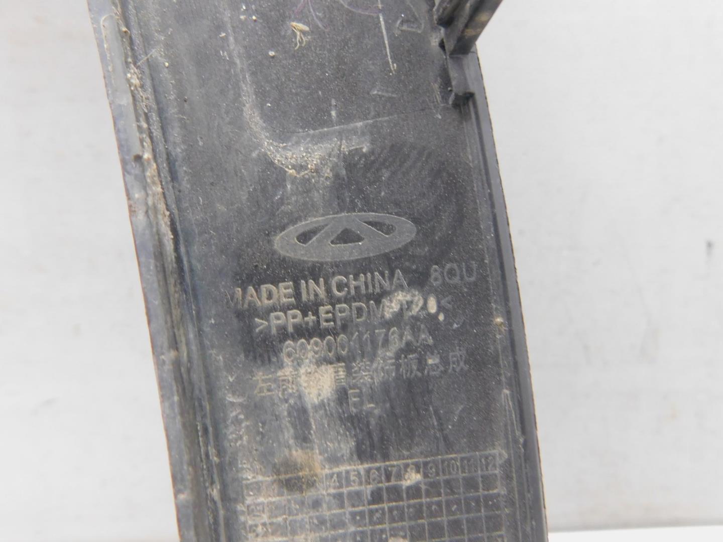 Накладка переднего крыла левого