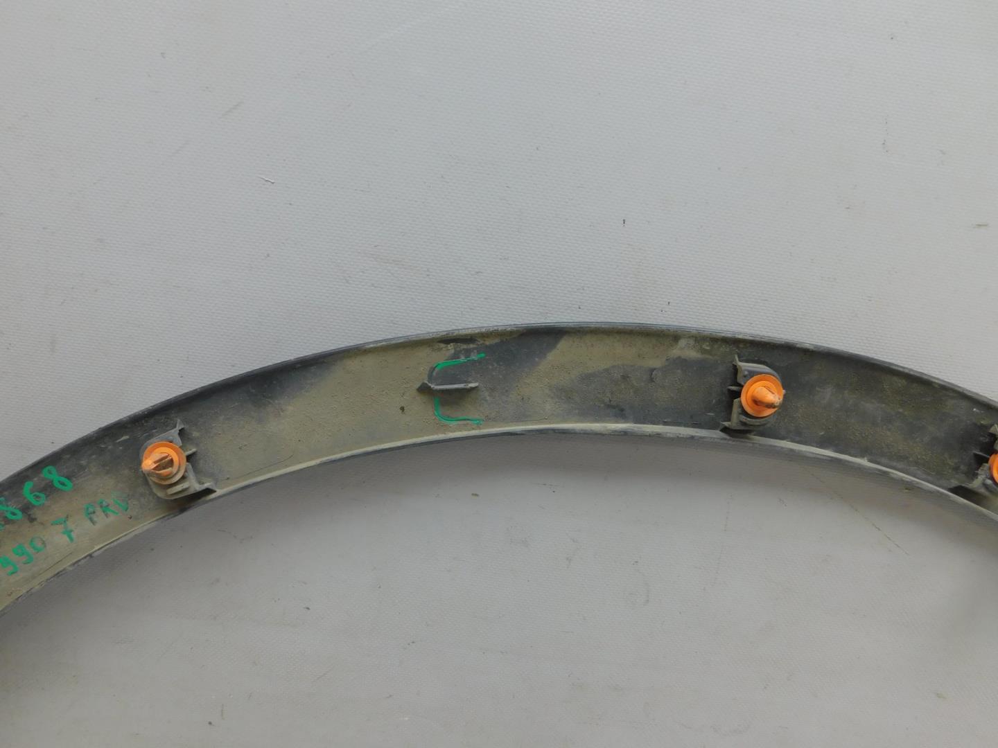 Накладка переднего крыла правого