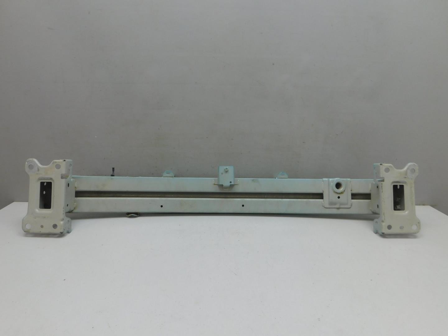 Усилитель переднего бампера