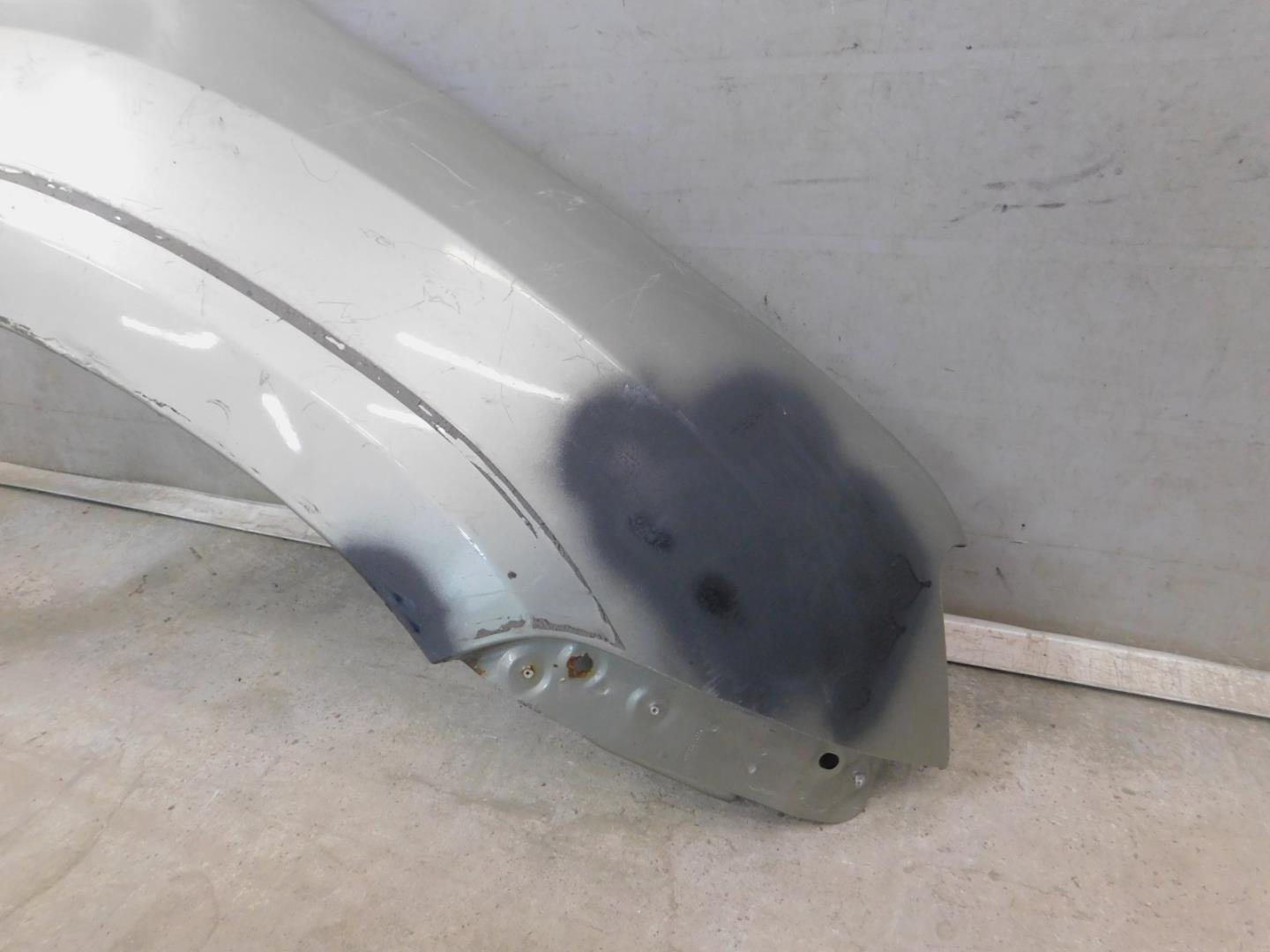 Крыло переднее правое