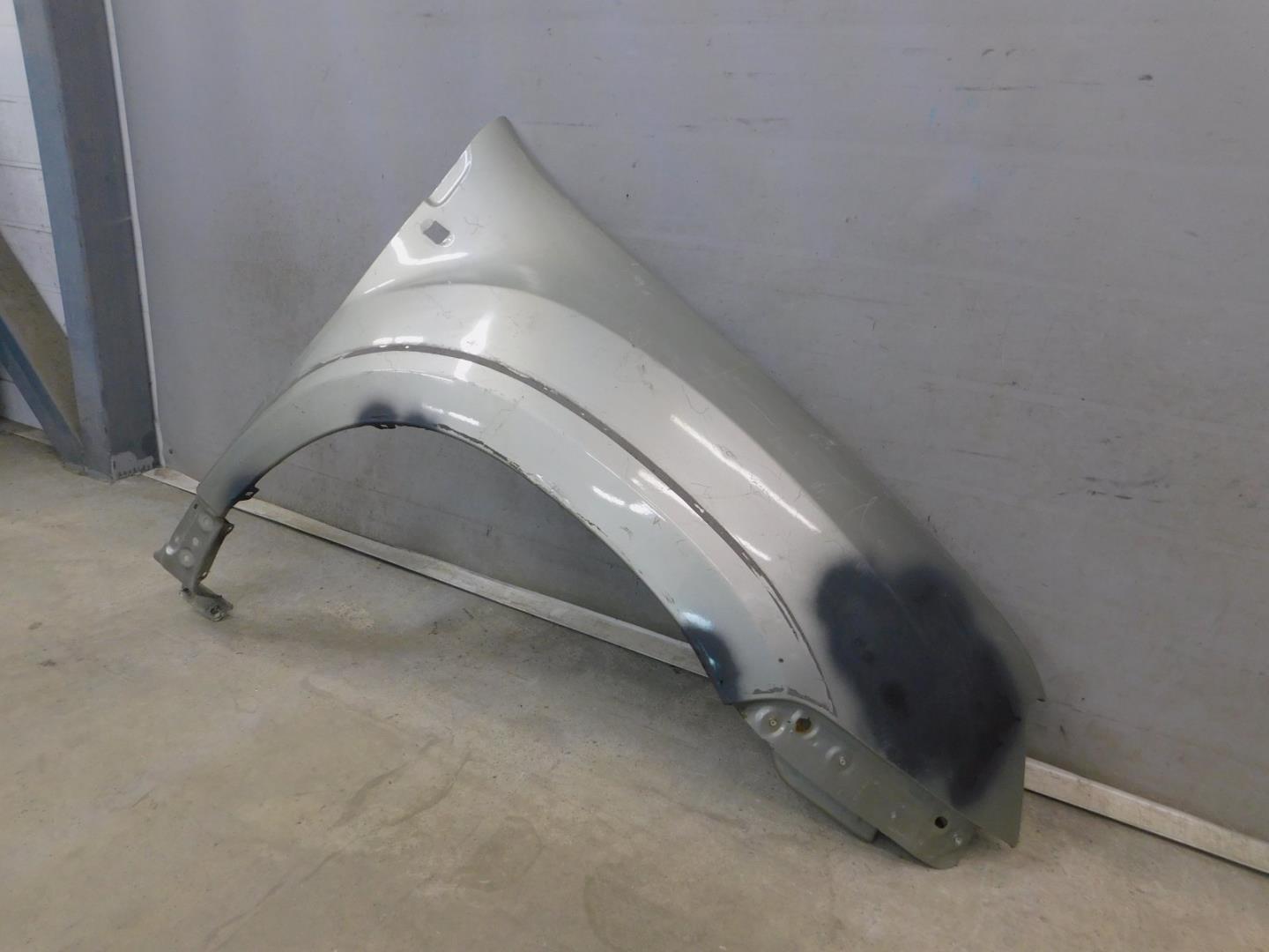 Крыло переднее правое