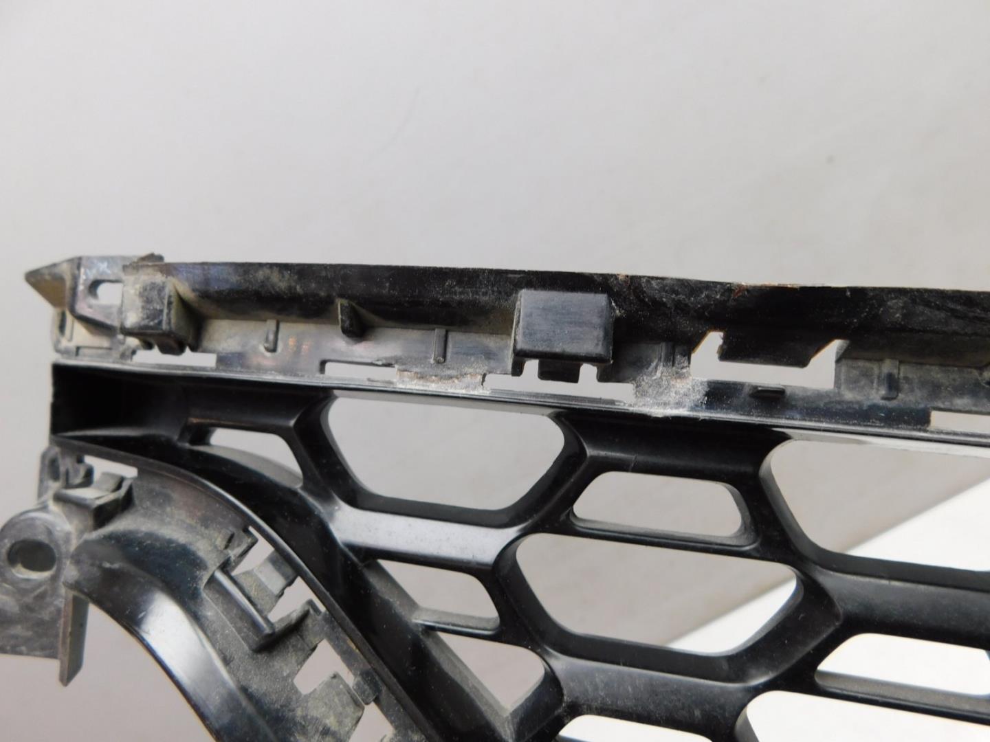 Решетка в бампер центральная