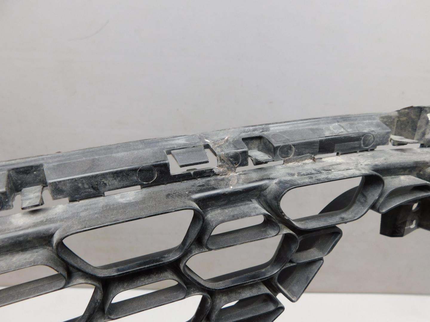 Решетка в бампер центральная