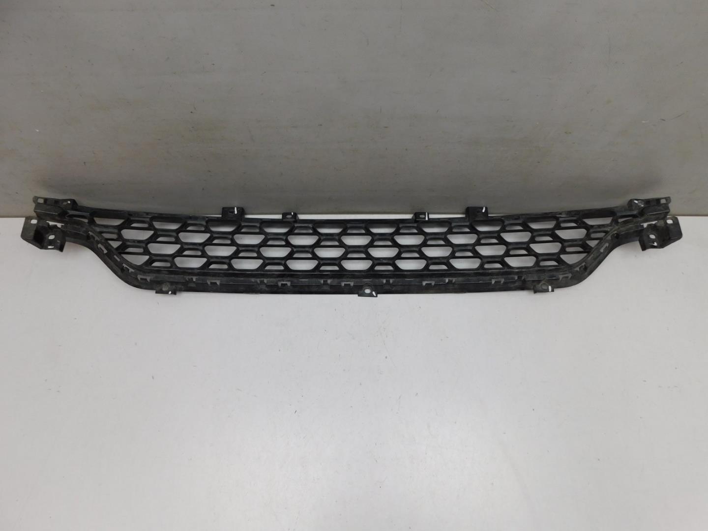 Решетка в бампер центральная