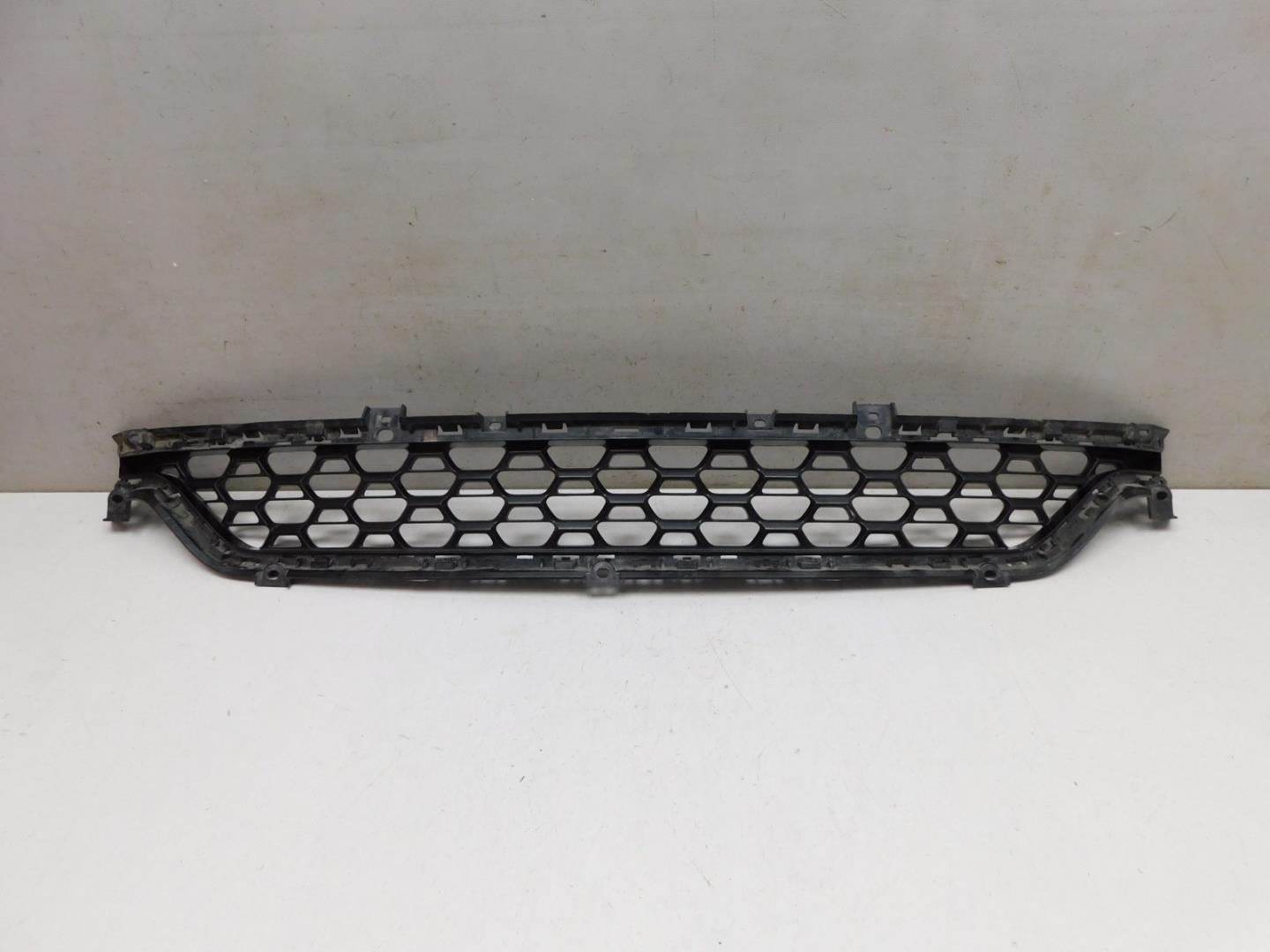 Решетка в бампер центральная