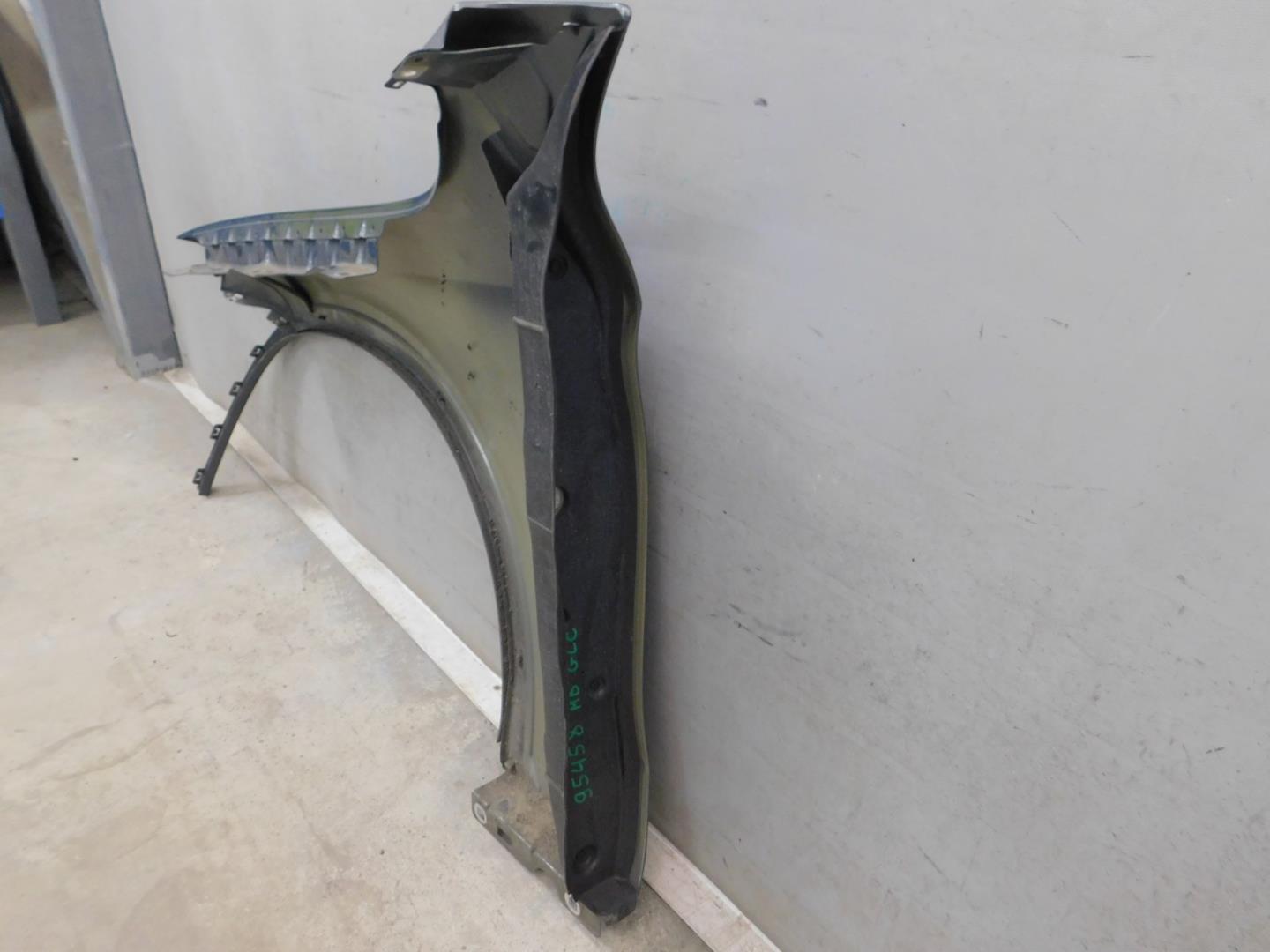 Крыло переднее правое