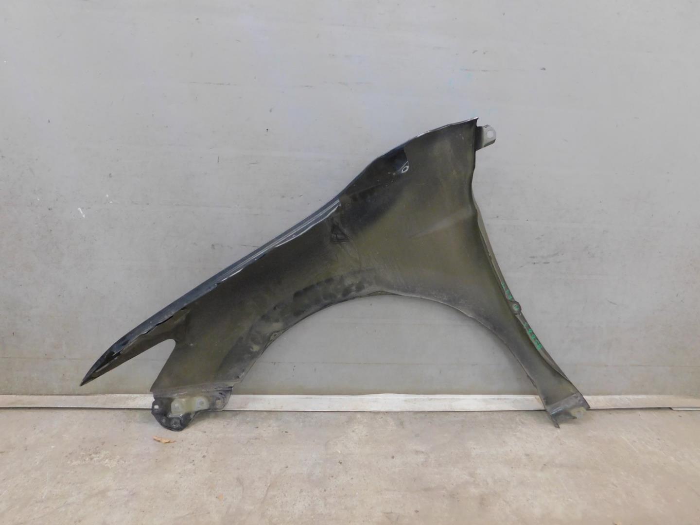 Крыло переднее правое