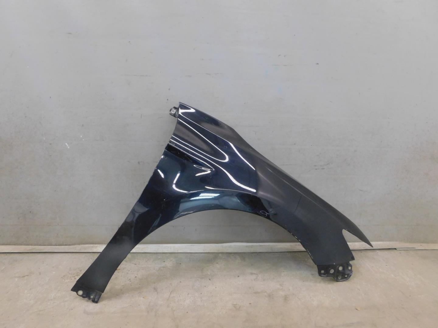 Крыло переднее правое