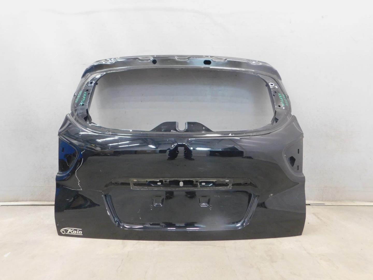 Дверь багажника