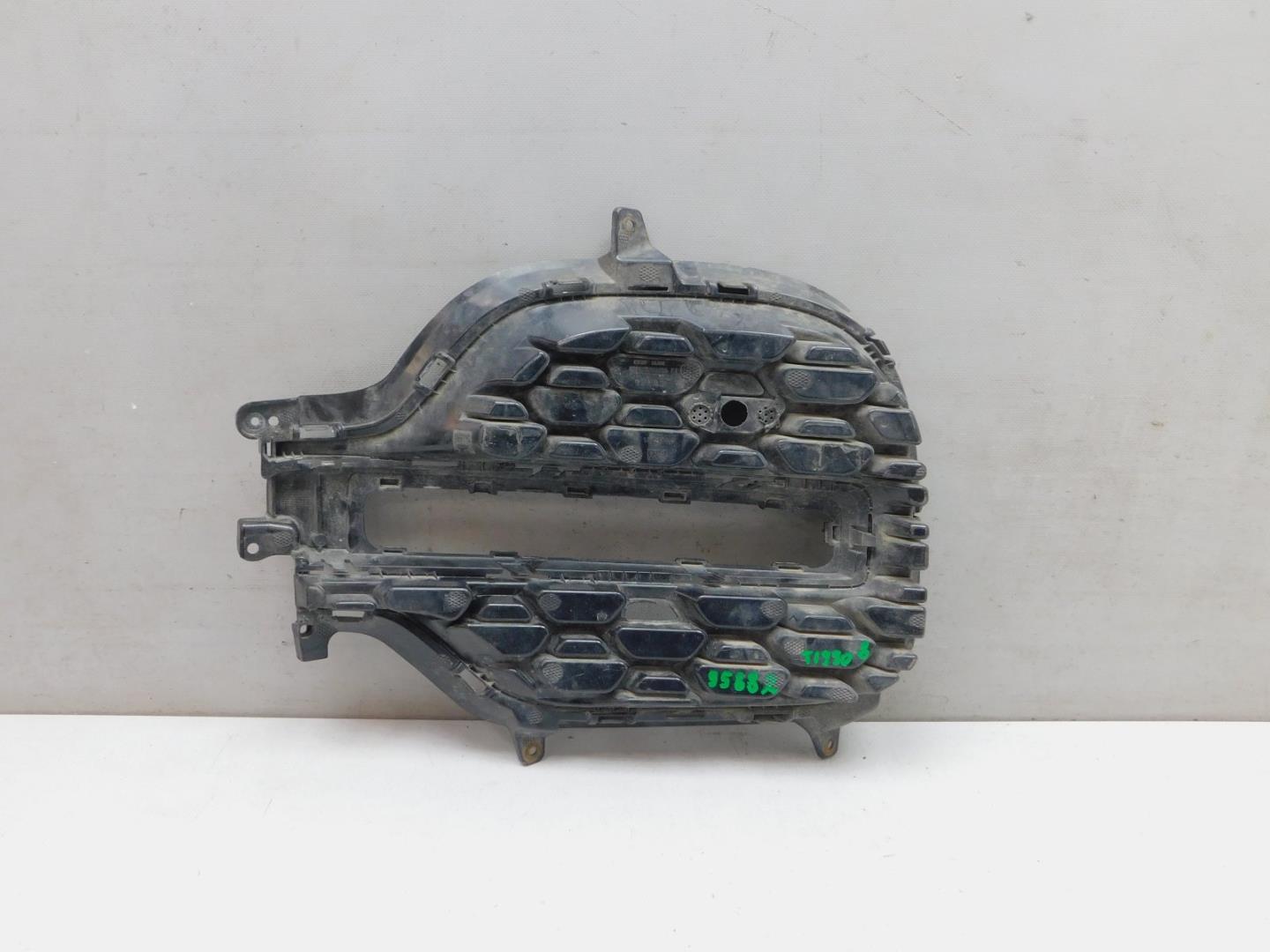 Решетка в бампер правая