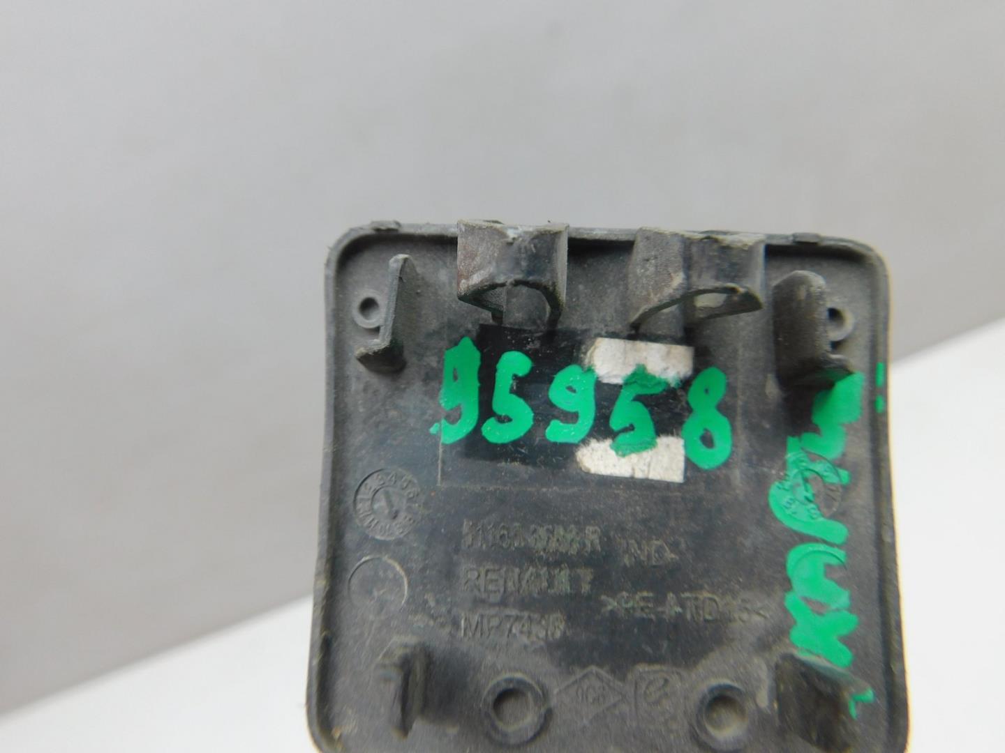 Заглушка буксировочного крюка