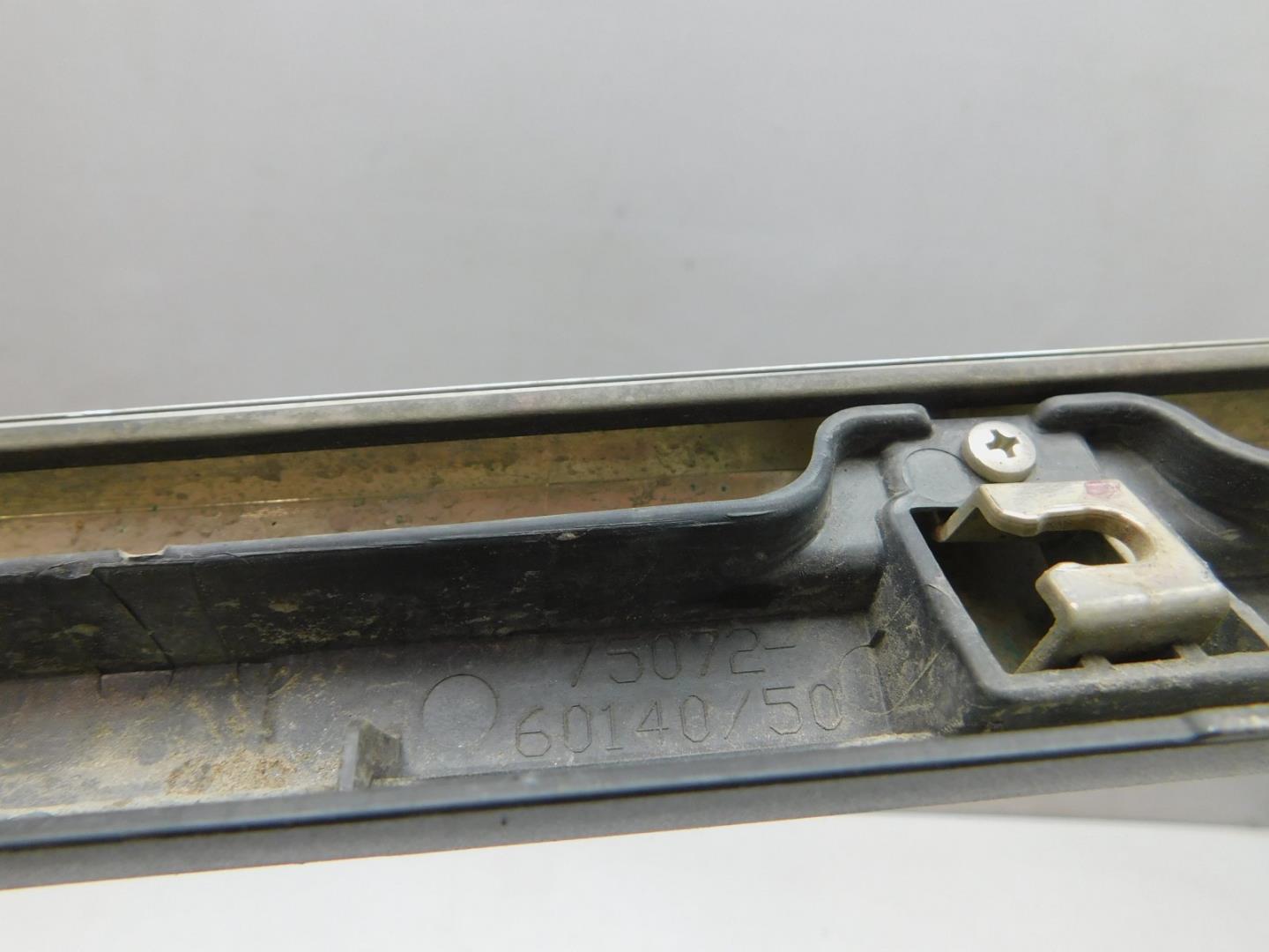 Молдинг двери передней левой